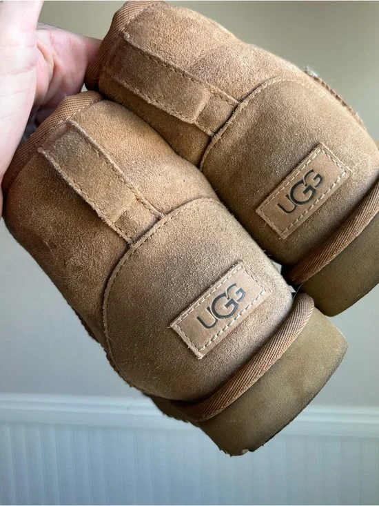 Like new UGGS Classic Shearling-Lined Suede Ankle Boots — Chestnut - Picture 3 of 6